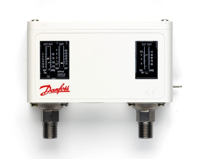 Danfoss KP44 dual-pressure switch (control + safety), 2–12 / 0.5–6 bar, auto reset