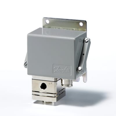 Danfoss CAS155 differential pressure switch, 0.2–2.5 bar (2.9–36 psi), 0.1 bar (1.5 psi) differential, automatic reset, SPDT, G 1/4 in, IP67