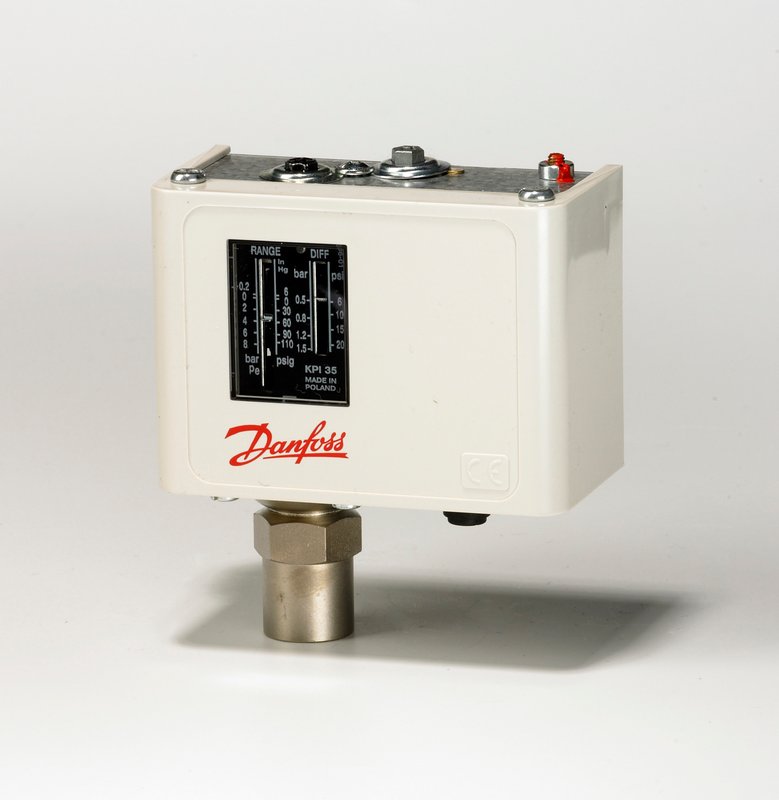 Danfoss KP36 pressure switch, 1–10.5 bar (14.5–150 psig), 0.7 bar (10 psi) differential, manual maximum reset, SPDT, NPT 1/4-18, IP30