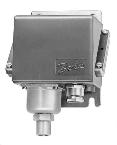 Danfoss KPS33 pressure switch, 0–3.5 bar (0–51 psig), 0.2 bar (3 psi) differential, automatic reset, SPDT, G 1/4 in, IP67