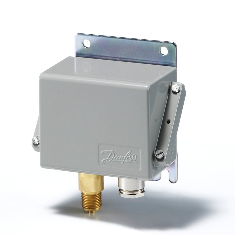 Danfoss KPS37 pressure switch, 6–18 bar (87–261 psig), 0.85–2.5 bar (12–36 psi) differential, automatic reset, SPDT, G 3/8 in, IP67