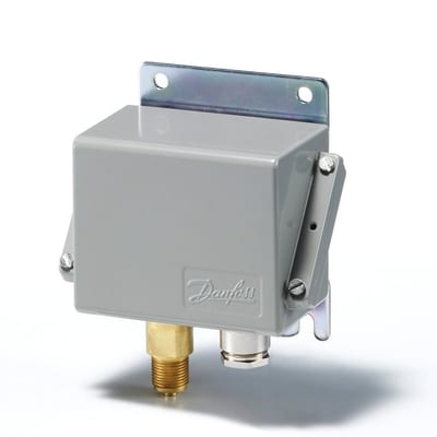 Danfoss KPS35 pressure switch, 0–8 bar (0–116 psig), 0.4–1.5 bar (6–22 psi) differential, automatic reset, SPDT, G 3/8 in, IP67