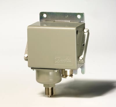 Danfoss KPS33 pressure switch, 0–3.5 bar (0–51 psig), 0.2 bar (3 psi) differential, automatic reset, SPDT, G 3/8 in, IP67